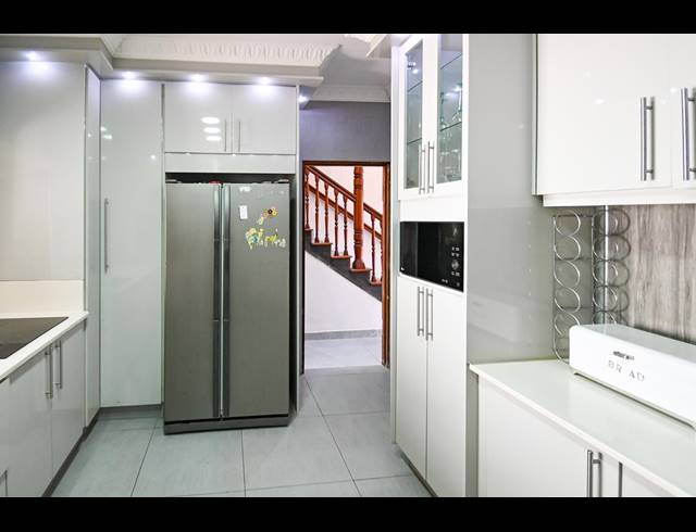 4 BEDROOM FREEHOLD TO LET IN COWIES HILL